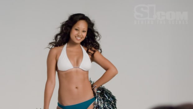 08_cheerleaders_behind_03.jpg